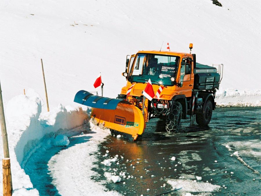  Mercedes-Benz Unimog U400 Road Service 2000 года  (фото 7 из 13)